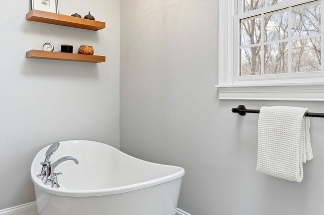 1 Selfridge Rd, Bedford, MA 01730