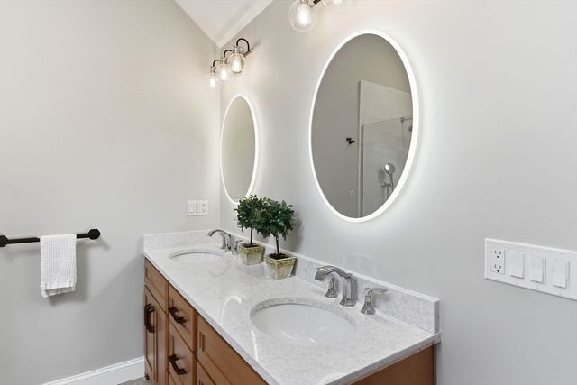 1 Selfridge Rd, Bedford, MA 01730