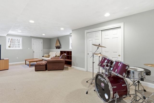 1 Selfridge Rd, Bedford, MA 01730