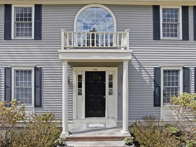 1 Selfridge Rd, Bedford, MA 01730
