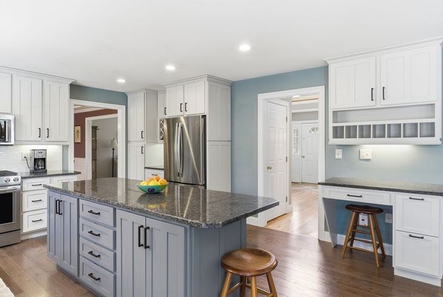 1 Selfridge Rd, Bedford, MA 01730