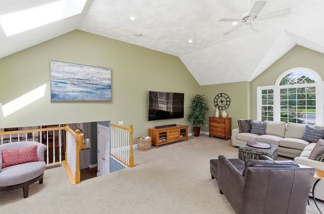 1 Selfridge Rd, Bedford, MA 01730