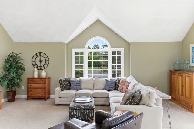 1 Selfridge Rd, Bedford, MA 01730