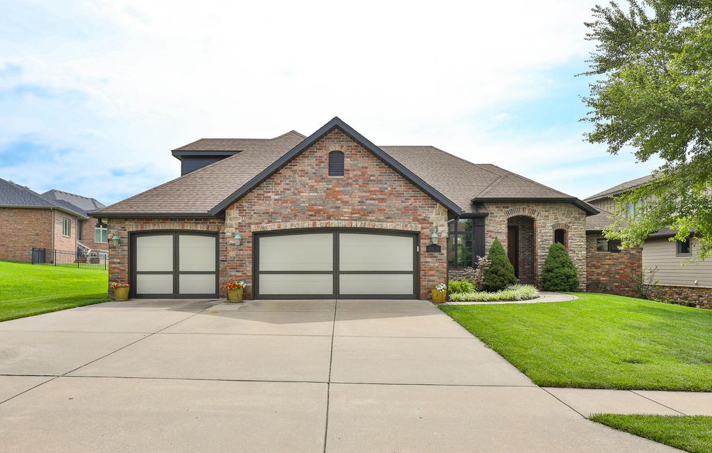 2910 South Camber Avenue, Springfield, MO 65809
