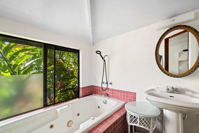 17 Door Of Faith Rd, Haiku, HI 96708