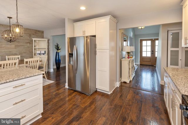 17 LISA DR, Blackwood, NJ 08012
