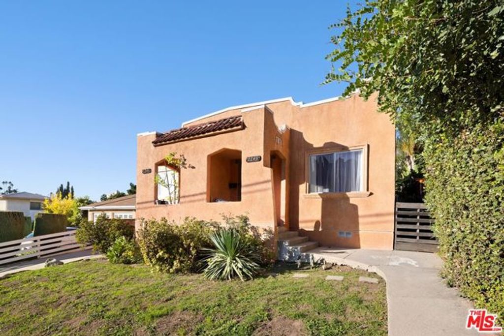 2243 India Street, Los Angeles, CA 90039