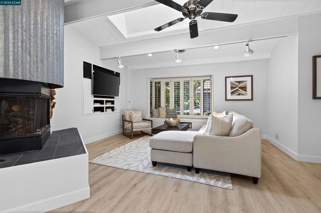 12 E Altarinda, Orinda, CA 94563