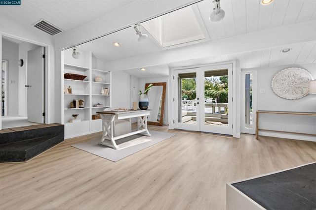 12 E Altarinda, Orinda, CA 94563