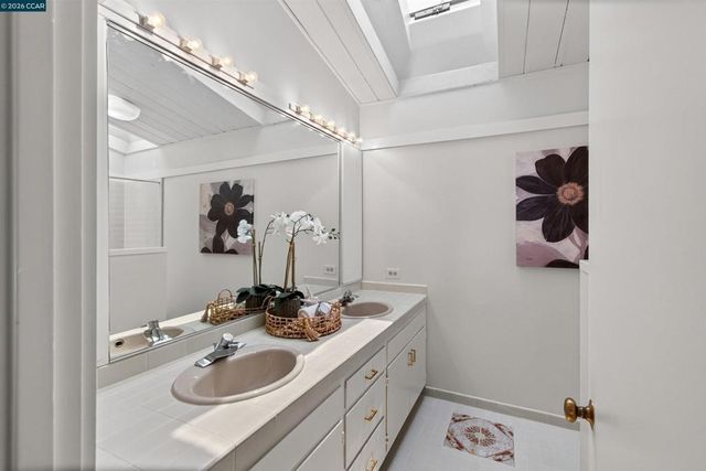 12 E Altarinda, Orinda, CA 94563