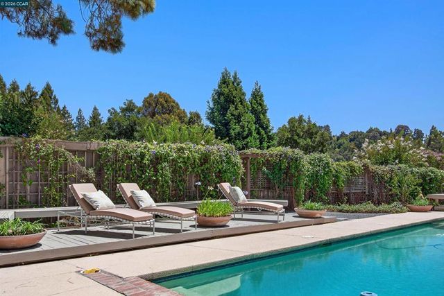 12 E Altarinda, Orinda, CA 94563