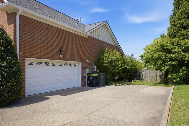1013 Wyntergrace Farm Rd, Old Hickory, TN 37138
