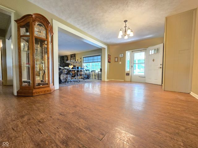 2092 N 250 E, Rushville, IN 46173