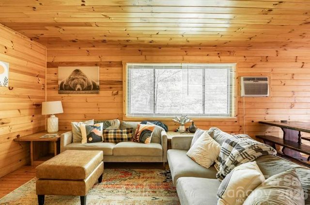 295 Blue Ridge Parkway, Bryson City, NC 28713