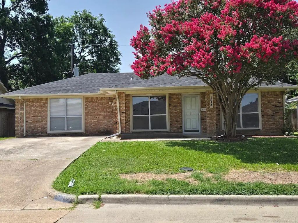 1613 S Bent Tree Trail, Grand Prairie, TX 75052