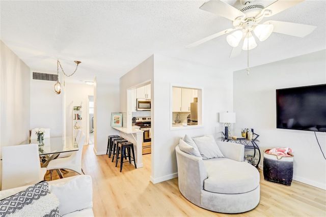 2453 NE 51st Street D-306, Fort Lauderdale, FL 33308