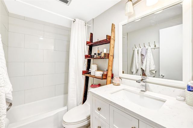 2453 NE 51st Street D-306, Fort Lauderdale, FL 33308