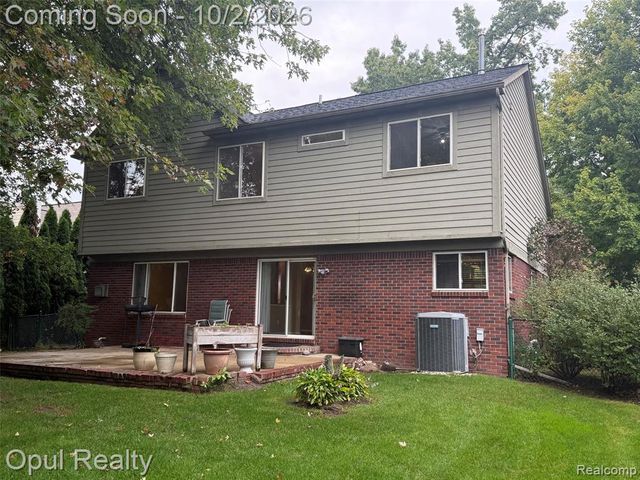 33865 Trillium Court, Livonia, MI 48150