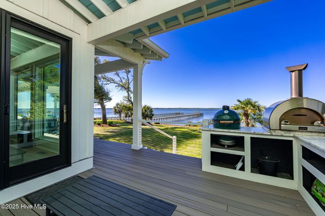 145 Camp Morehead Drive, Morehead City, NC 28557