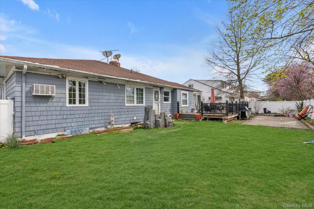 7 Willowbrook Lane, Freeport, NY 11520