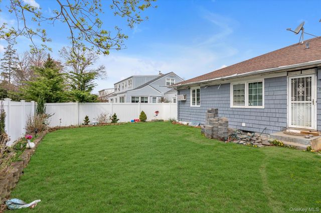 7 Willowbrook Lane, Freeport, NY 11520