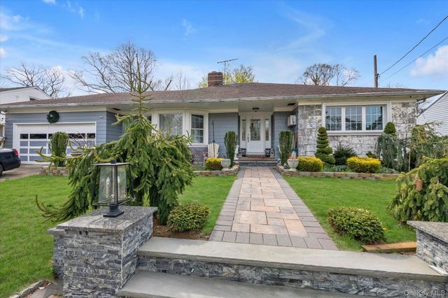 7 Willowbrook Lane, Freeport, NY 11520