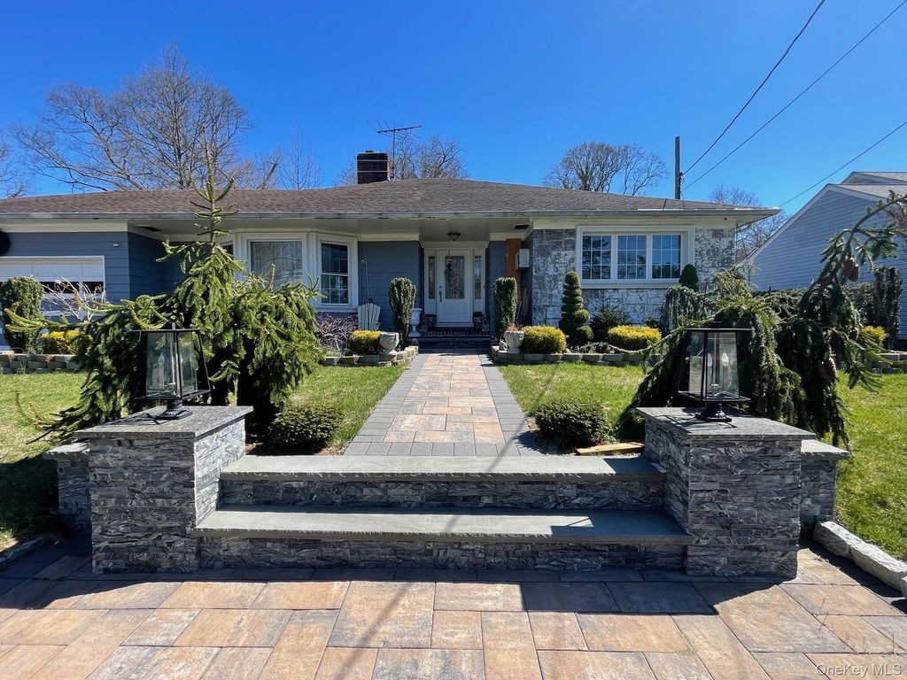 7 Willowbrook Lane, Freeport, NY 11520