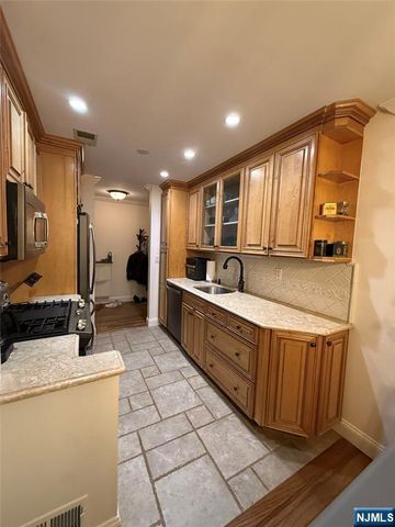 155 Indian Hollow Court 155, Mahwah, NJ 07430