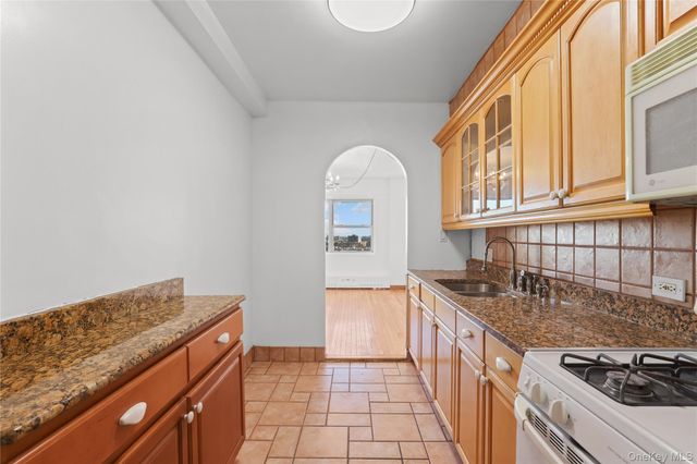 8 Fordham Hill Oval 16B, Bronx, NY 10468