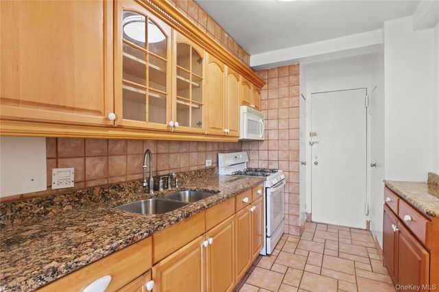 8 Fordham Hill Oval 16B, Bronx, NY 10468