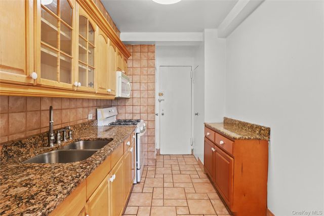 8 Fordham Hill Oval 16B, Bronx, NY 10468