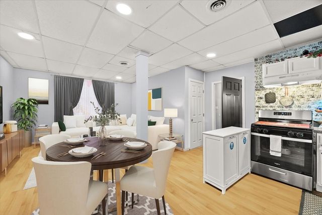 1576 N Main St, Fall River, MA 02720