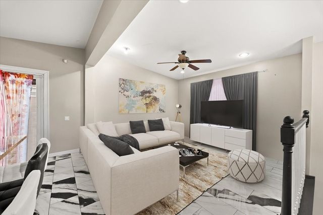 1576 N Main St, Fall River, MA 02720