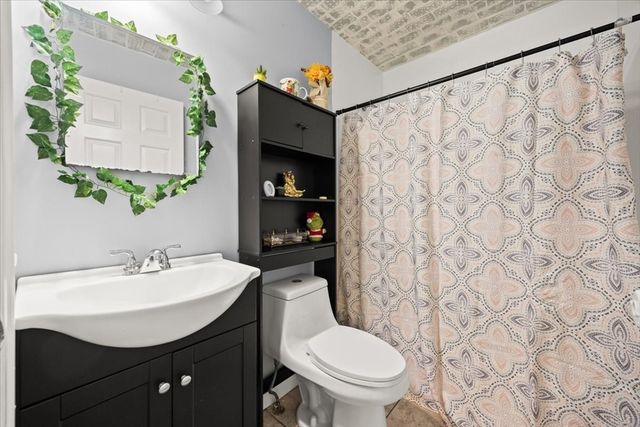 1576 N Main St, Fall River, MA 02720