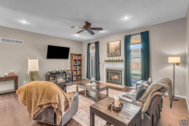 7710 SW 27th ST, Topeka, KS 66614