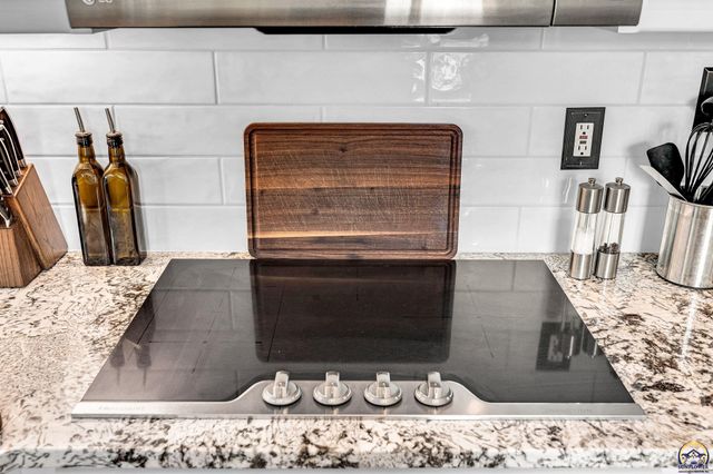 7710 SW 27th ST, Topeka, KS 66614