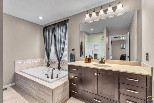 7710 SW 27th ST, Topeka, KS 66614