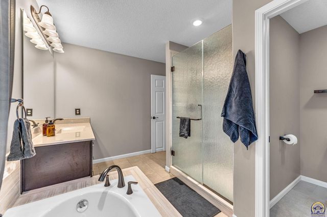 7710 SW 27th ST, Topeka, KS 66614