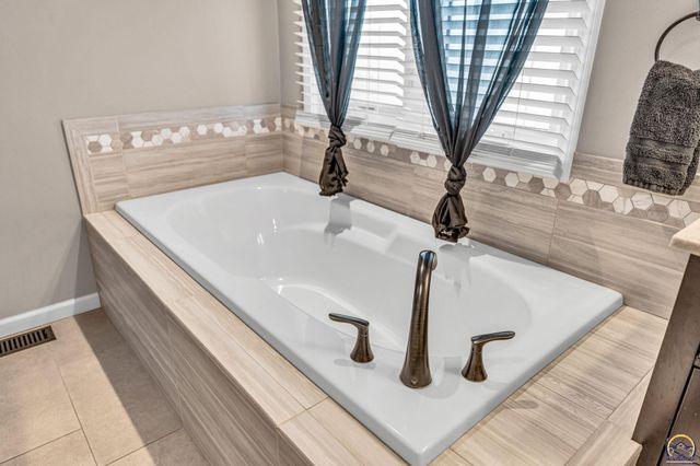 7710 SW 27th ST, Topeka, KS 66614