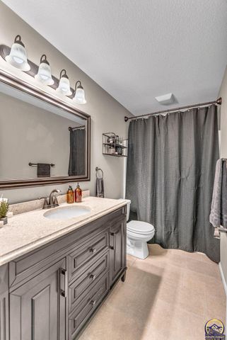 7710 SW 27th ST, Topeka, KS 66614