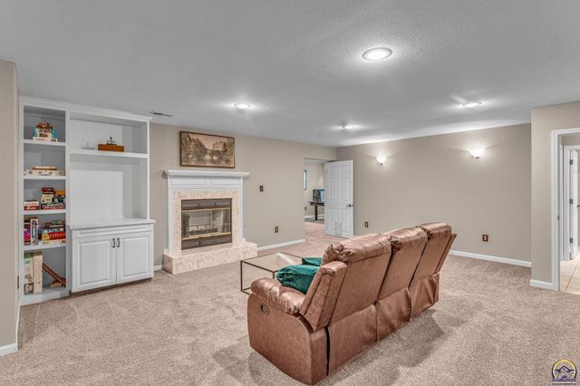 7710 SW 27th ST, Topeka, KS 66614