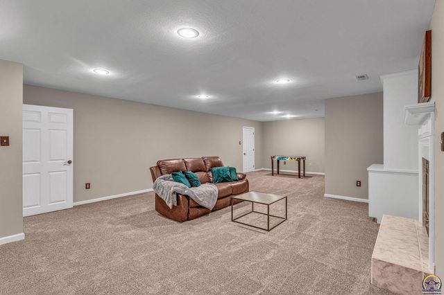 7710 SW 27th ST, Topeka, KS 66614