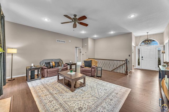 7710 SW 27th ST, Topeka, KS 66614