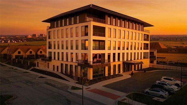 4951 W 134 Street 204, Leawood, KS 66209