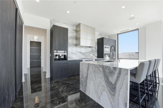 4951 W 134 Street 204, Leawood, KS 66209