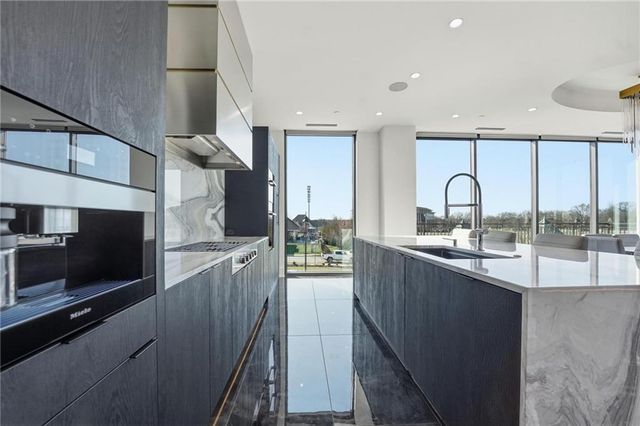 4951 W 134 Street 204, Leawood, KS 66209