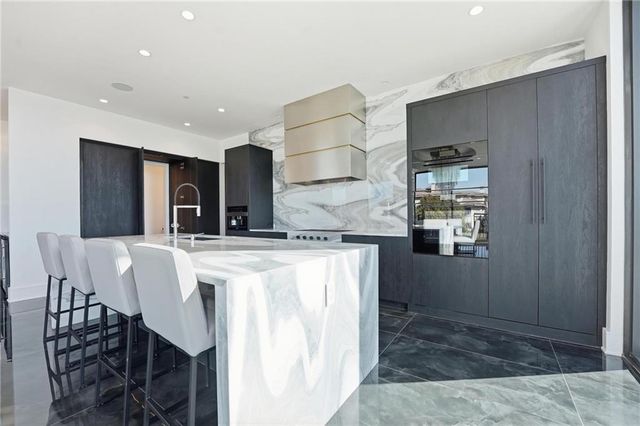 4951 W 134 Street 204, Leawood, KS 66209