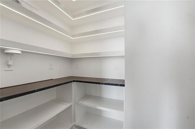 4951 W 134 Street 204, Leawood, KS 66209