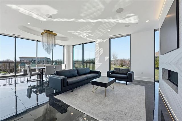 4951 W 134 Street 204, Leawood, KS 66209