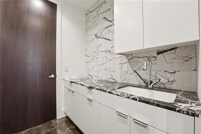 4951 W 134 Street 204, Leawood, KS 66209